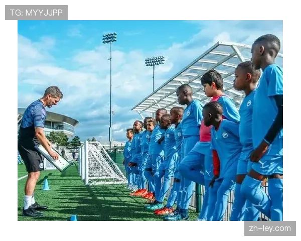 英超俱乐部开展社区活动，促进青少年足球发展