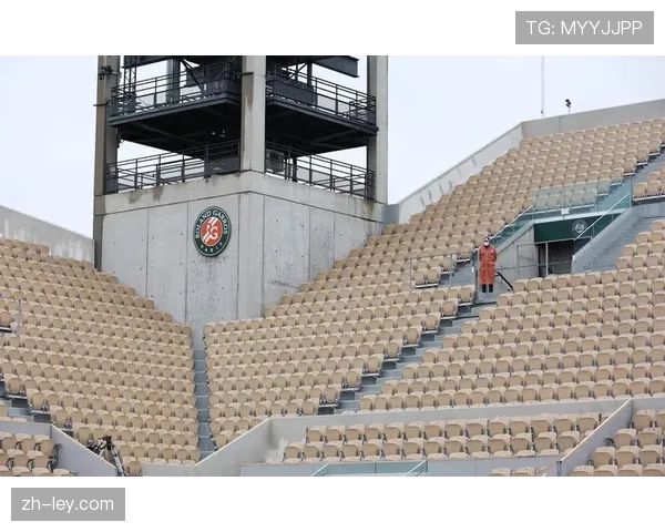法网雨水干扰赛程，组委启用可开合顶棚保障比赛进行