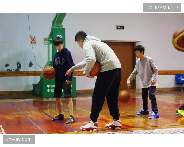 英超俱乐部联合社区开展青少年防守技术训练营